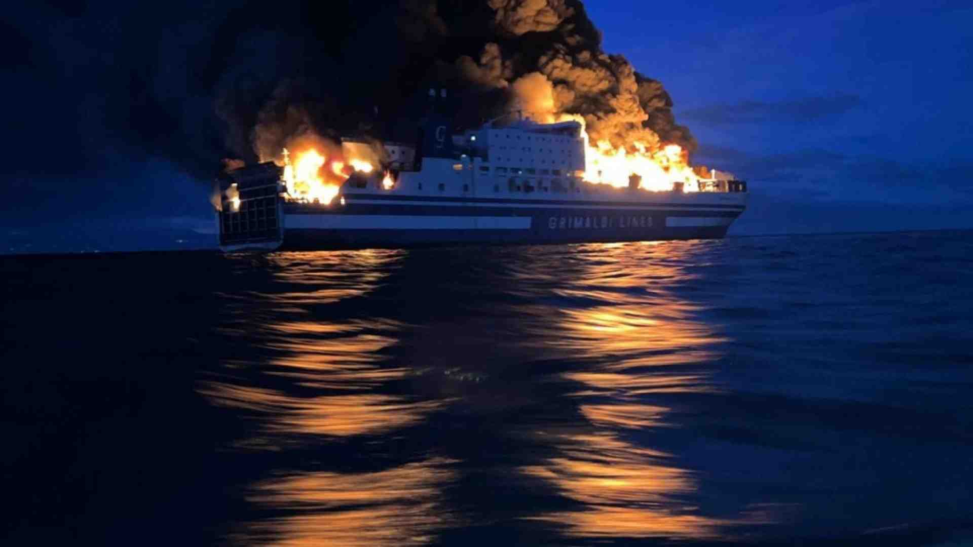 Immagine di In fiamme traghetto diretto a Brindisi: 12 dispersi