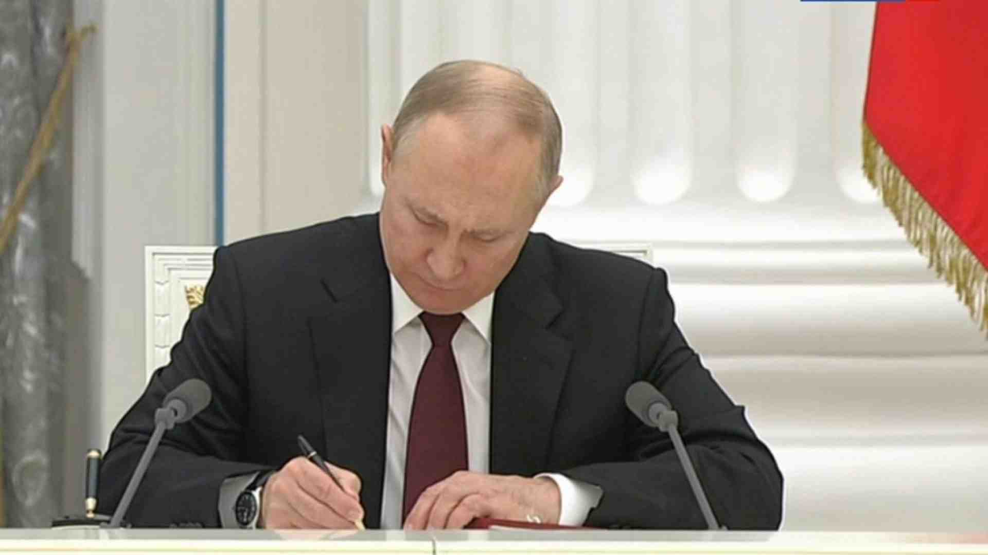 Immagine di Putin riconosce il Donbass: «L'Ucraina è parte della storia russa»