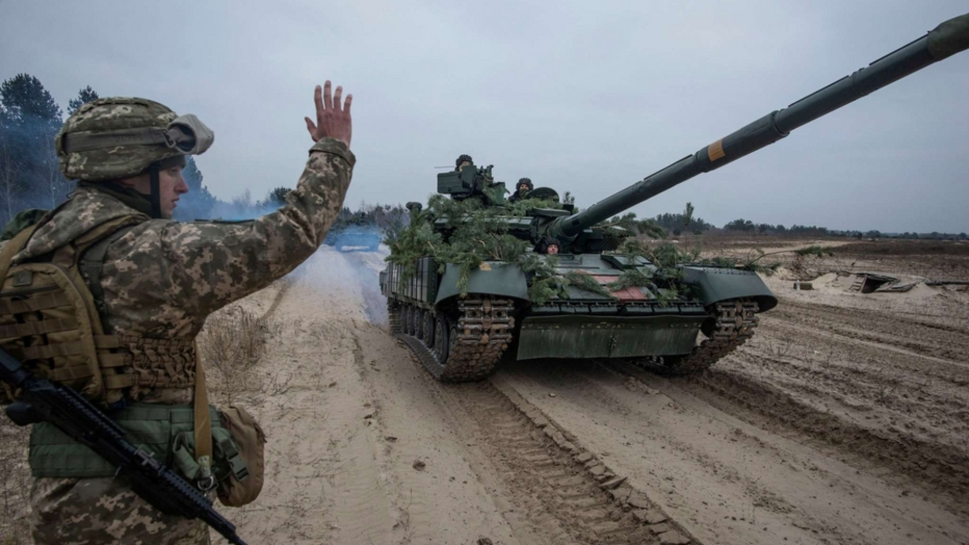 Immagine di Putin minaccia Kiev e poi frena. La Nato teme un attacco totale