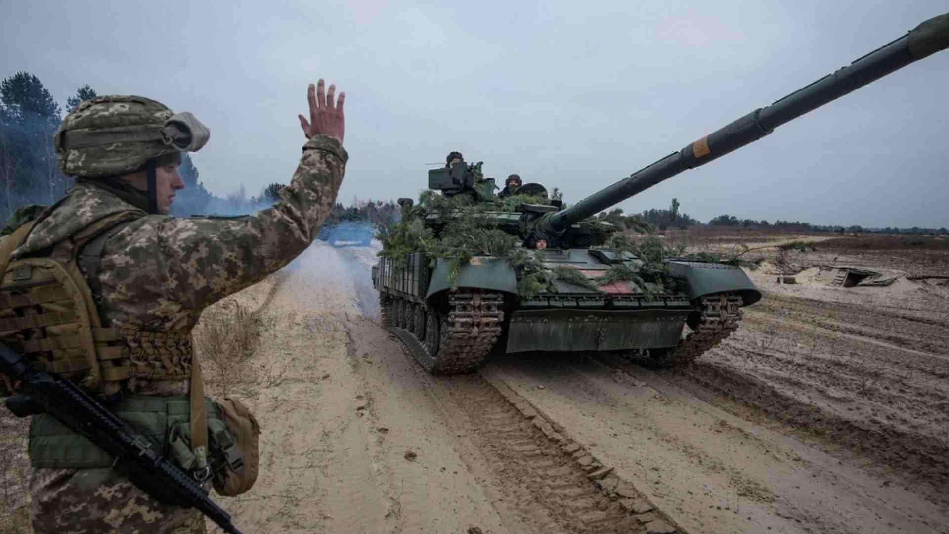 Immagine di Putin minaccia Kiev e poi frena. La Nato teme un attacco totale