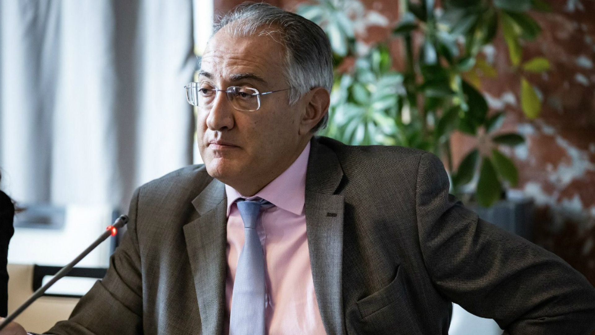 Immagine di Avanti a lottare. La politica decida