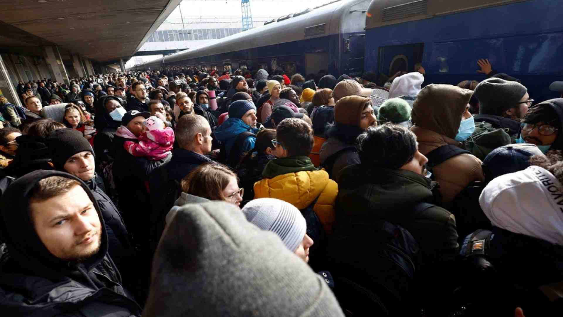 Immagine di Kiev, la città è deserta e i civili combattono dietro le barricate