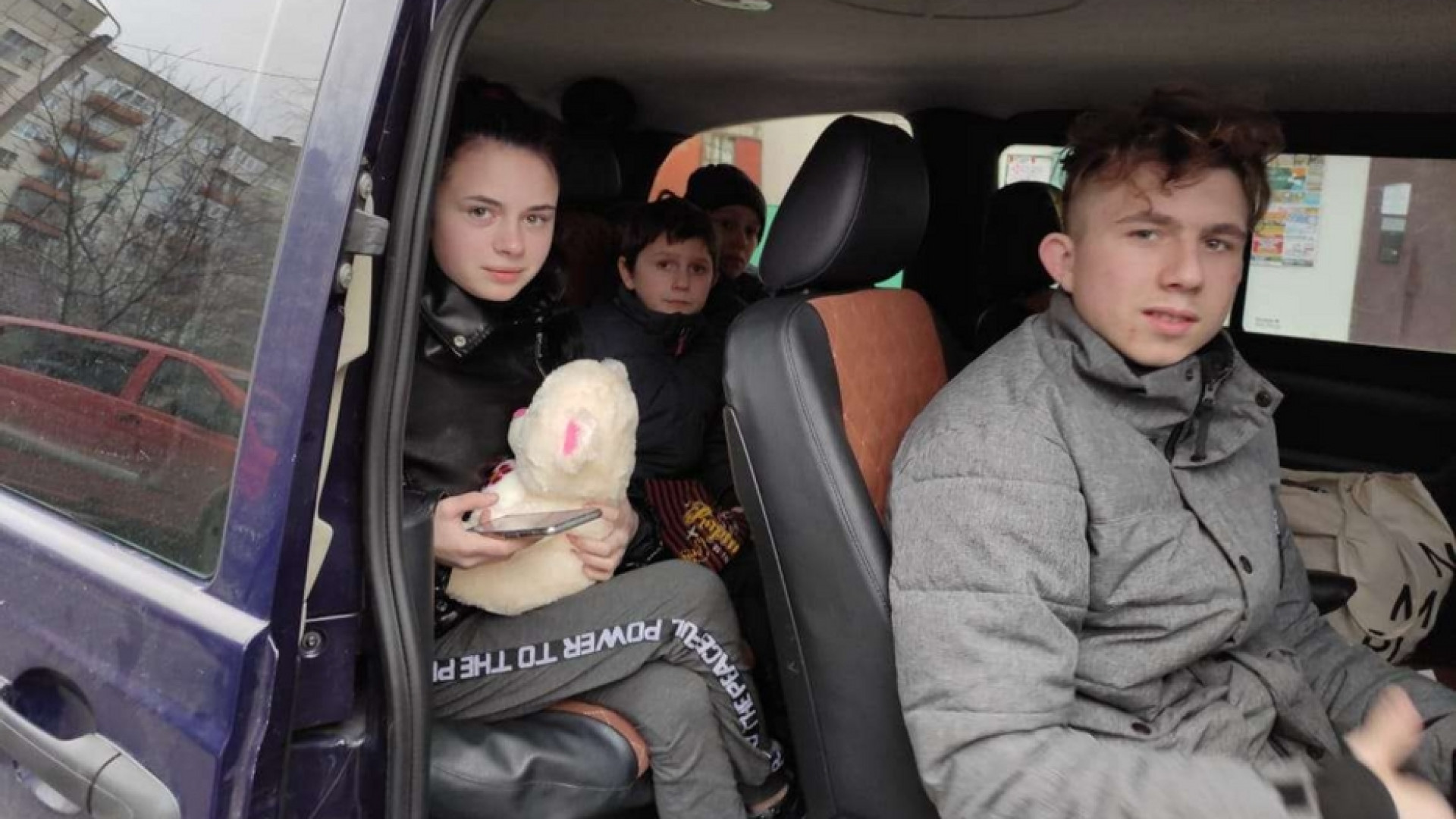 Immagine di In fuga, sul pulmino di don Oleh. «Via dalla guerra donne e bambini»
