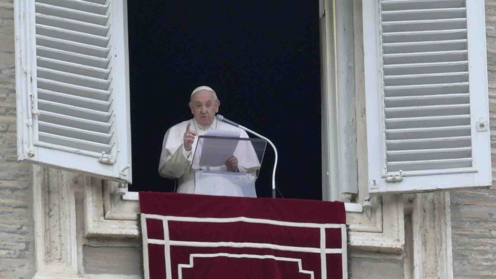 Immagine di Il Papa all'Angelus: «Con cuore straziato ripeto: tacciano le armi»