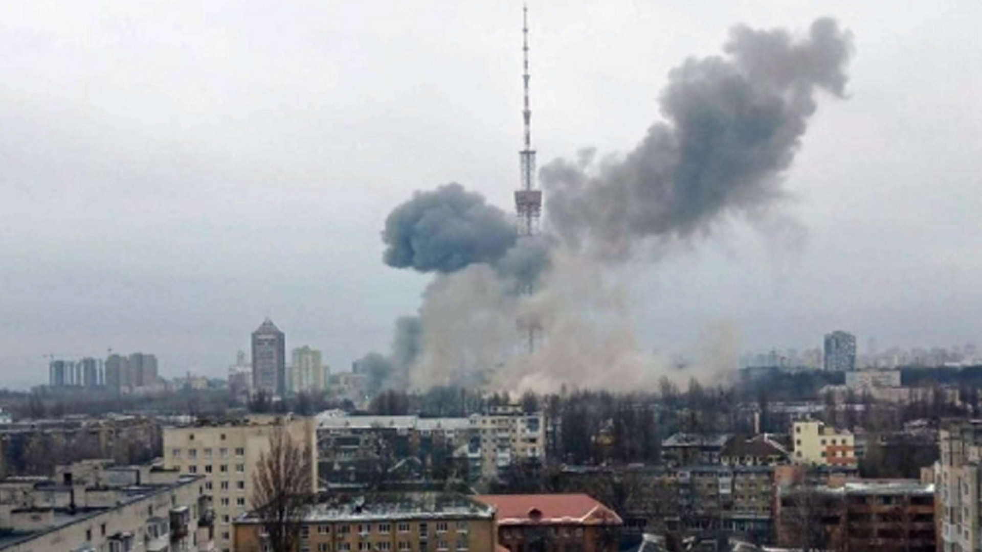 Immagine di Ancora bombe, colpita la torre della Tv a Kiev, cade la città di Kherson