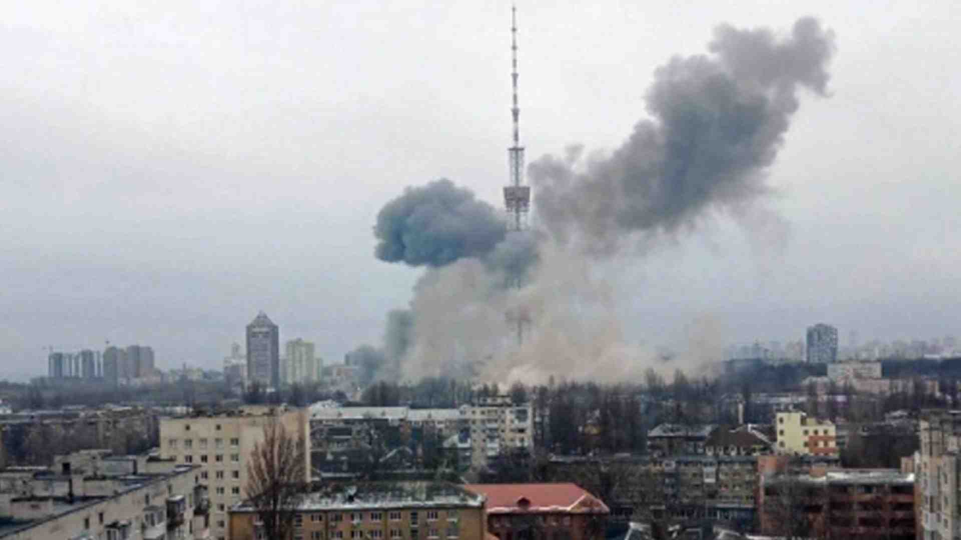 Immagine di Ancora bombe, colpita la torre della Tv a Kiev, cade la città di Kherson