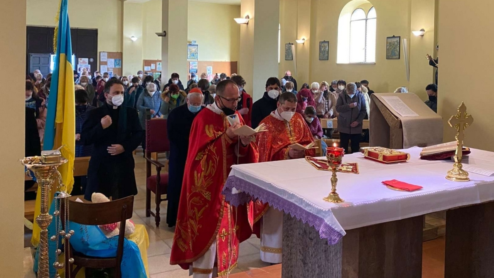 Immagine di Il cardinale Bassetti visita la comunità ucraina. «Basta guerra»