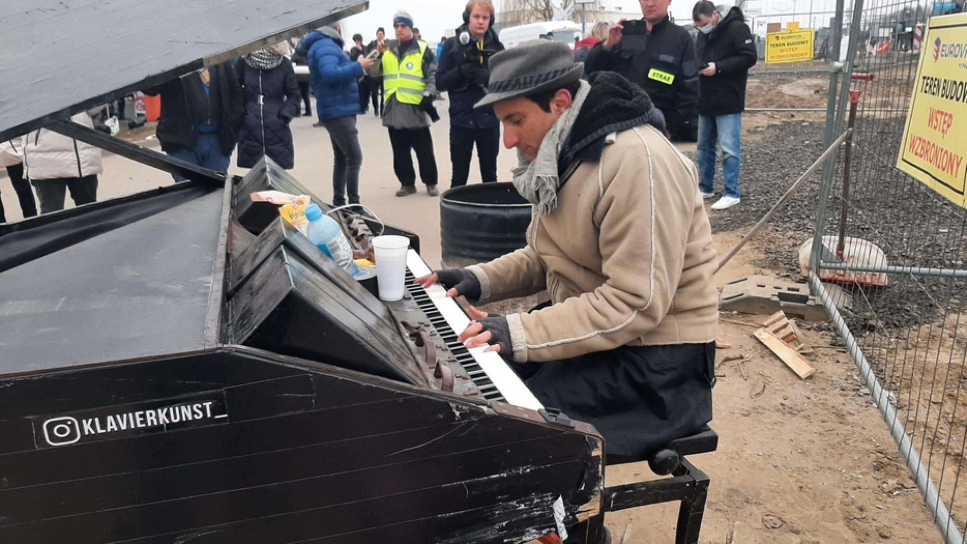 Immagine di Il pianista suona per i profughi in Ucraina: «Musica dopo le bombe»