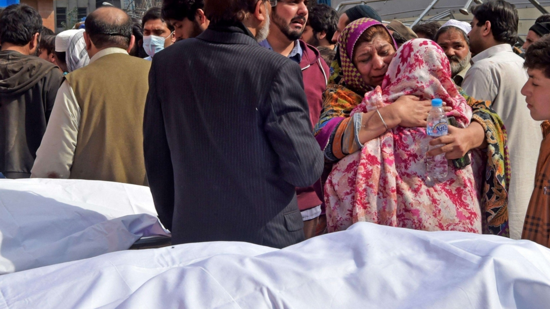 Immagine di Bombe nella moschea di Peshawar in Pakistan, strage con decine di vittime
