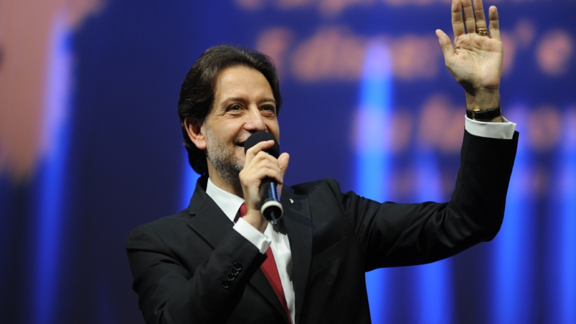 Immagine di Martinez: preghiera e prossimità. Le armi non generano la pace