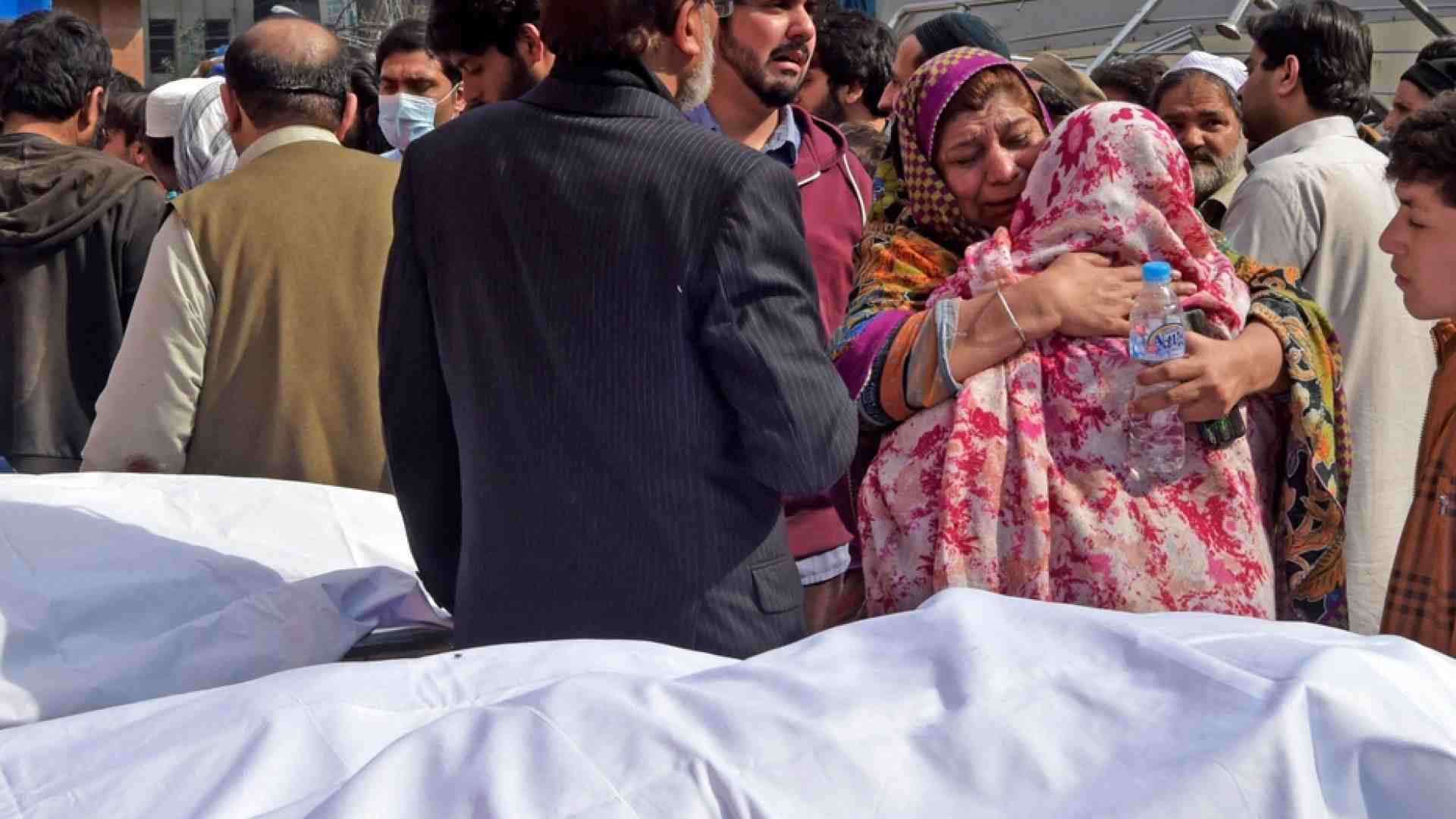 Immagine di Bombe nella moschea di Peshawar in Pakistan, strage con decine di vittime