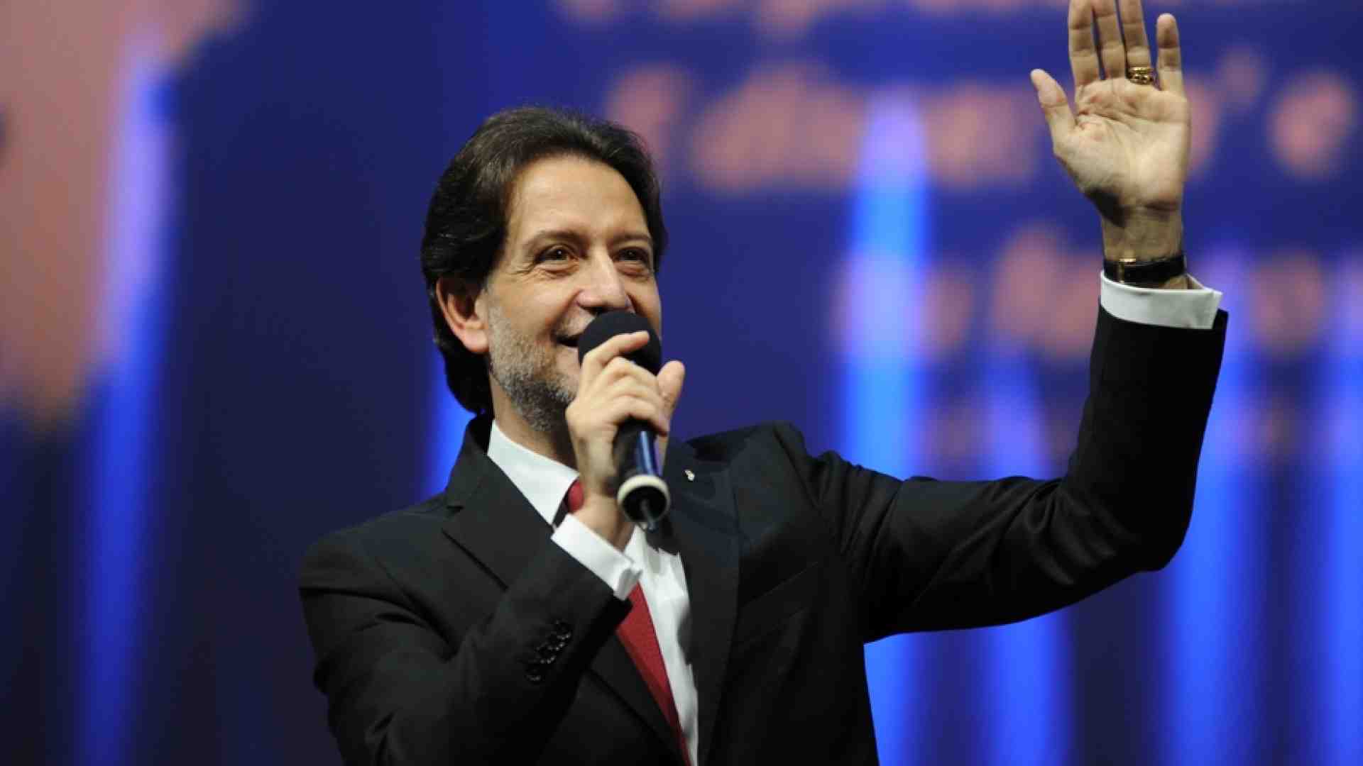 Immagine di Martinez: preghiera e prossimità. Le armi non generano la pace