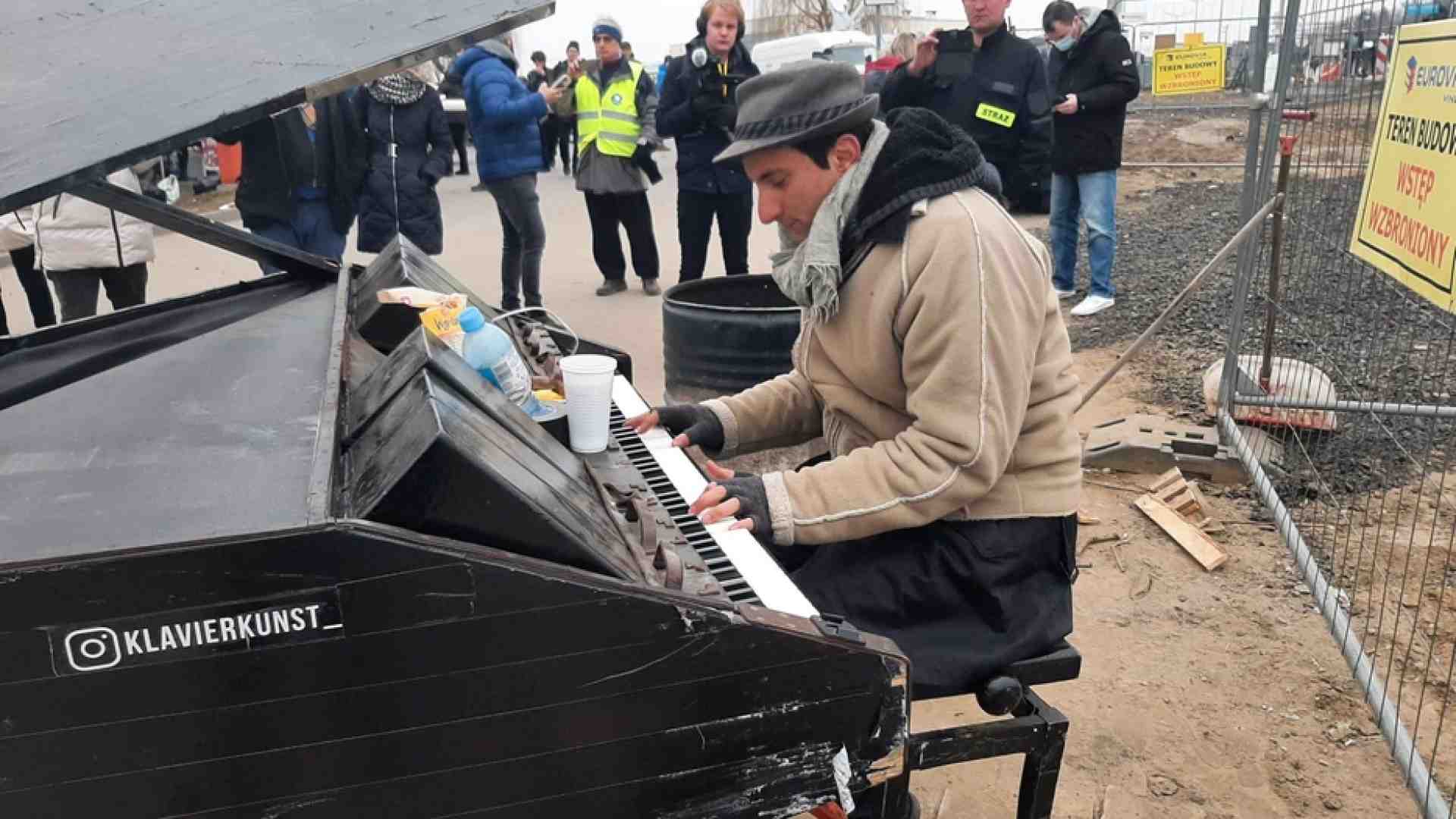 Immagine di Il pianista suona per i profughi in Ucraina: «Musica dopo le bombe»