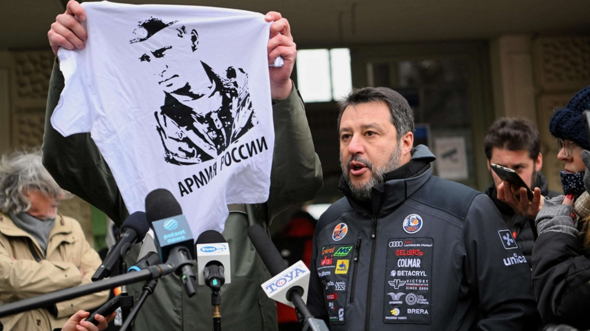 Immagine di Salvini in Polonia, gli regalano la sua maglietta pro Putin e lo contestano