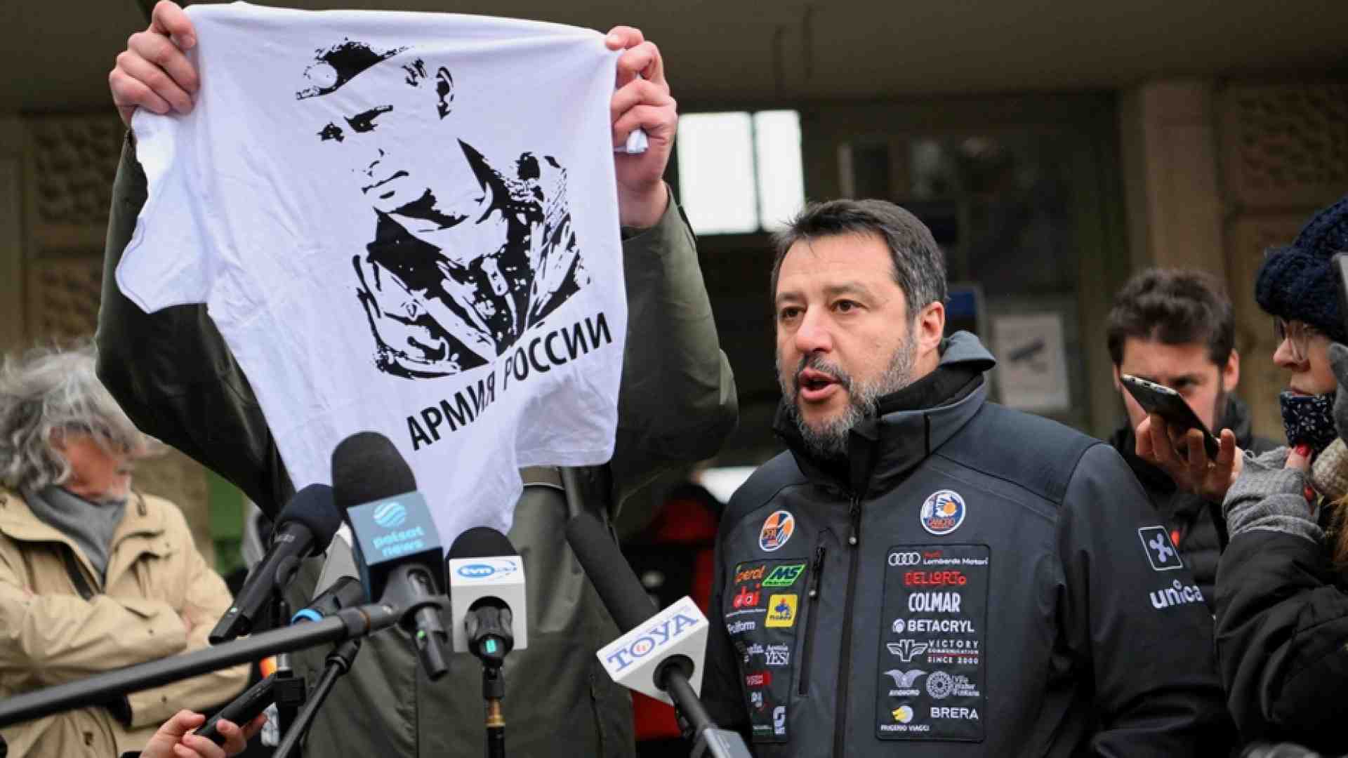 Immagine di Salvini in Polonia, gli regalano la sua maglietta pro Putin e lo contestano