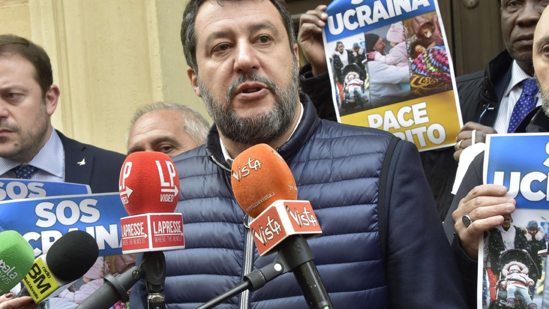 Immagine di Salvini dopo il caso della felpa: Putin indifendibile, tornerò in Polonia