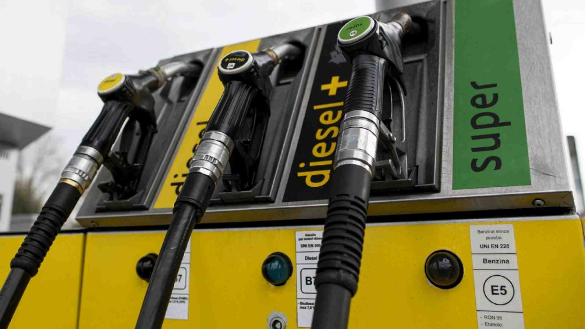 Immagine di Diesel e benzina alle stelle, ma si può risparmiare fino al 30%