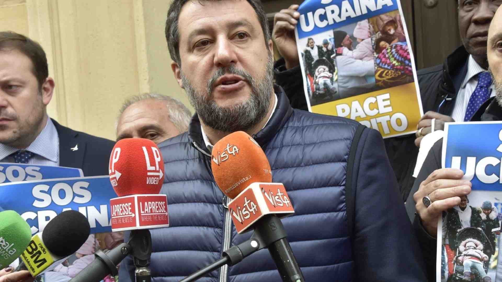 Immagine di Salvini dopo il caso della felpa: Putin indifendibile, tornerò in Polonia