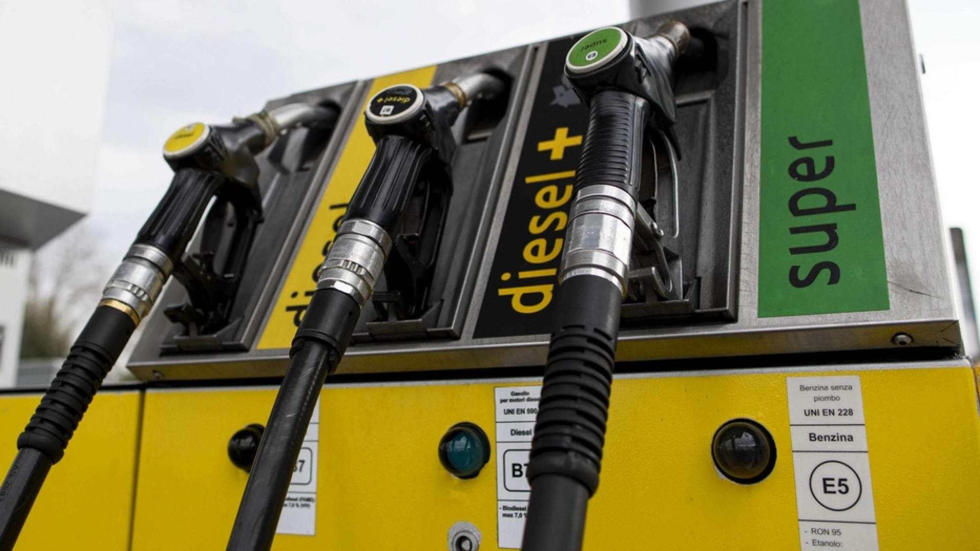 Immagine di Diesel e benzina alle stelle, ma si può risparmiare fino al 30%