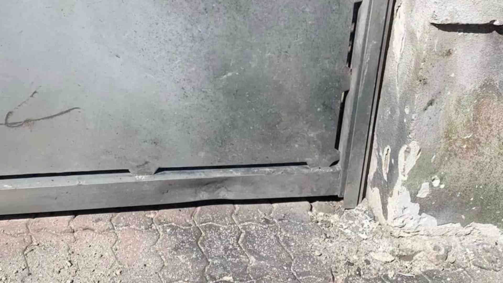 Immagine di Bomba carta alla parrocchia di don Maurizio Patriciello