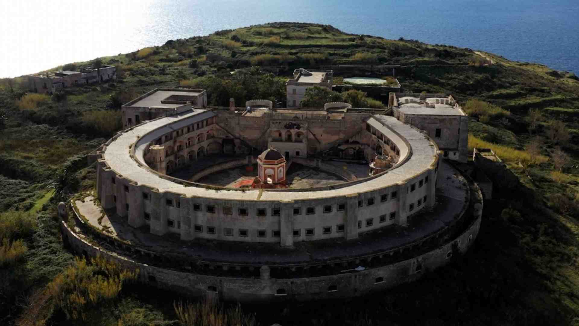 Immagine di Le "Isole-carcere", in tutto il mondo mare e muri per relegare le persone