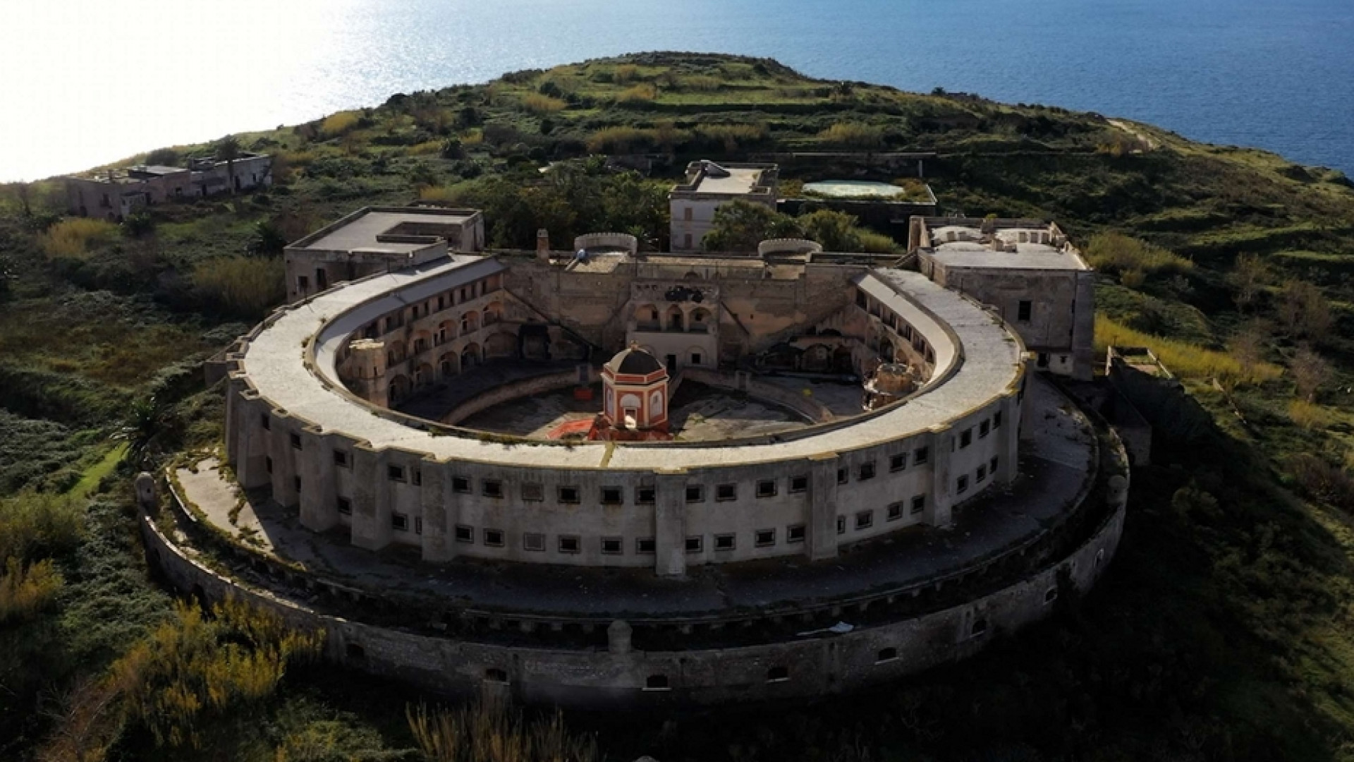Immagine di Le "Isole-carcere", in tutto il mondo mare e muri per relegare le persone