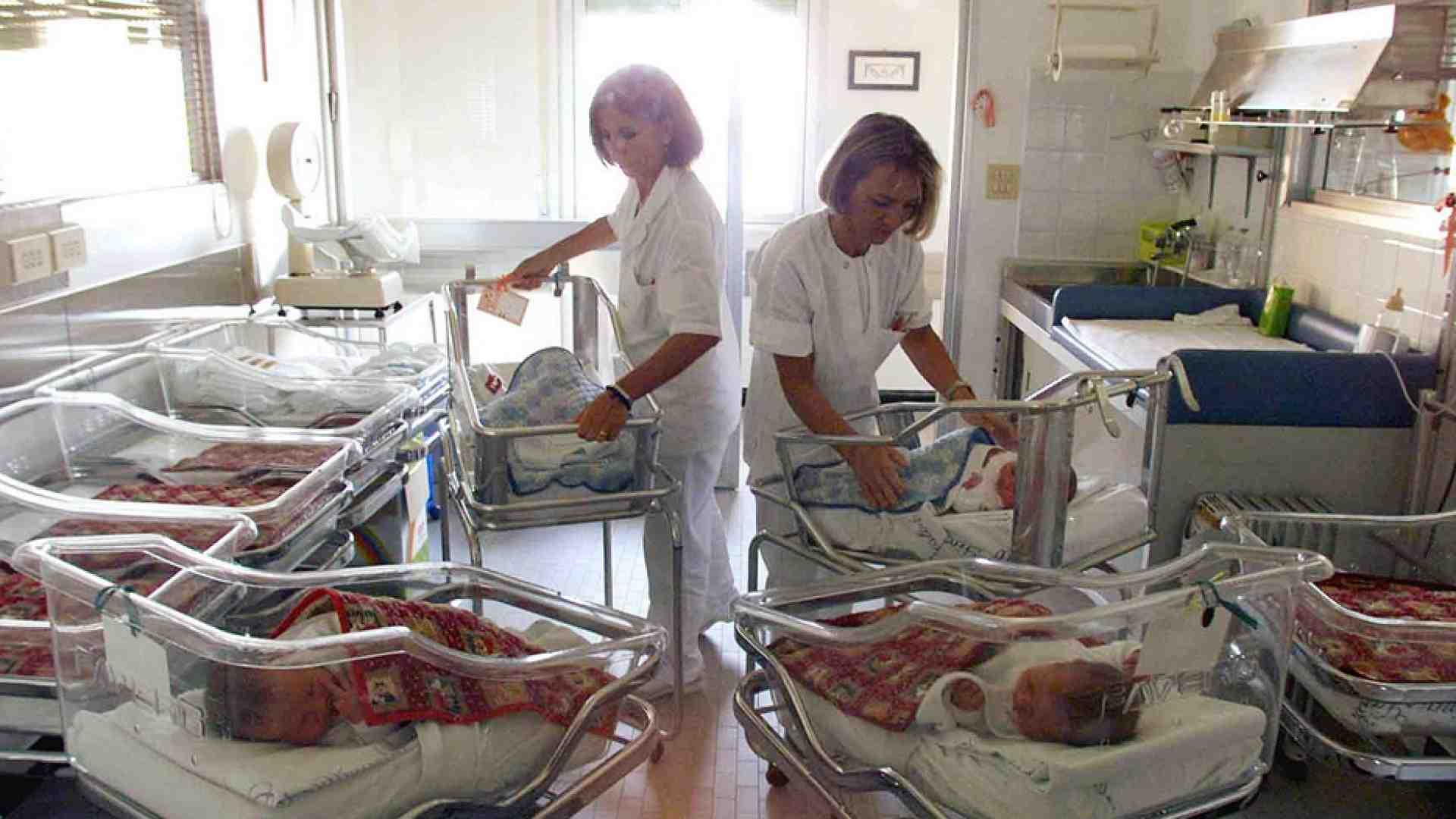 Immagine di Popolazione giù, piccolo rimbalzo delle nascite a fine 2021