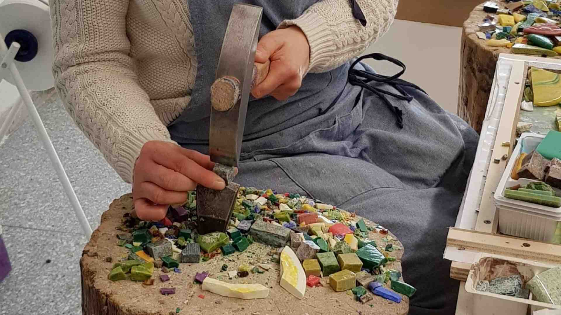Immagine di In Friuli la scuola che da un secolo forma i migliori maestri mosaicisti