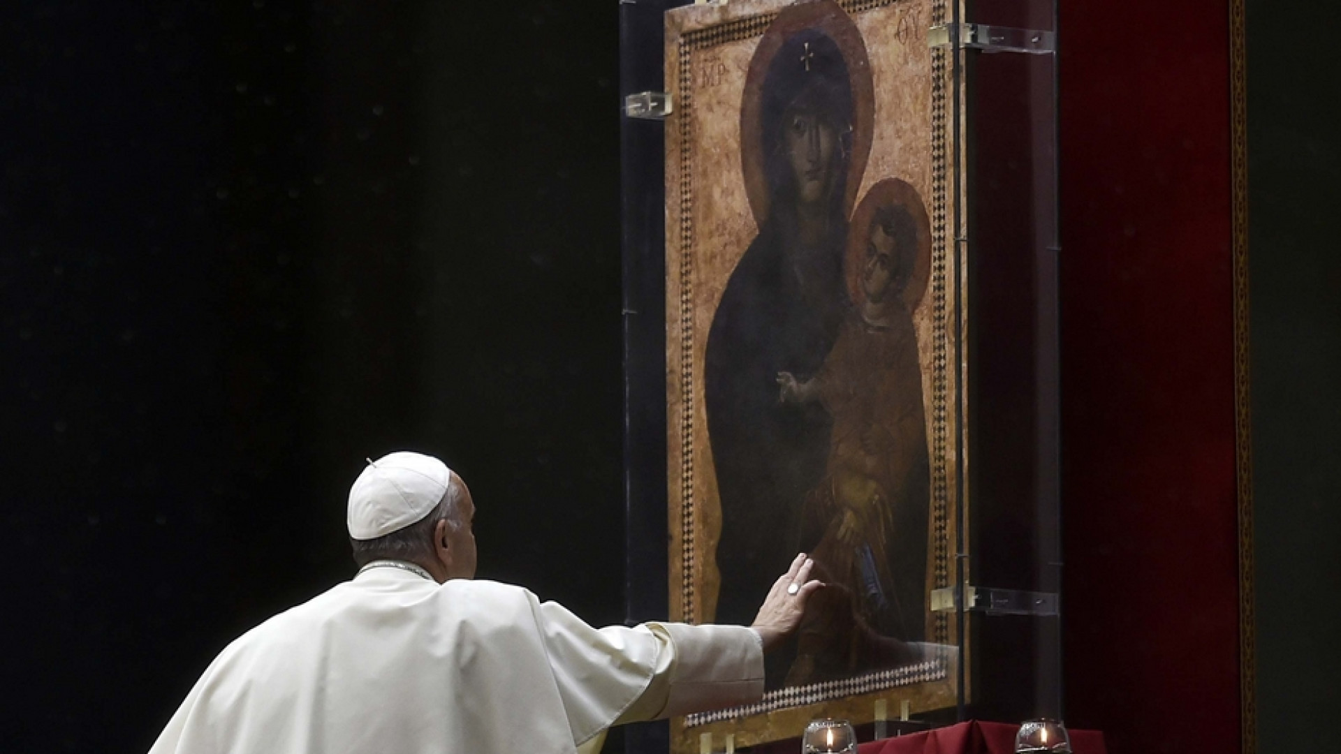 Immagine di Papa Francesco consacra Russia e Ucraina al Cuore Immacolato di Maria