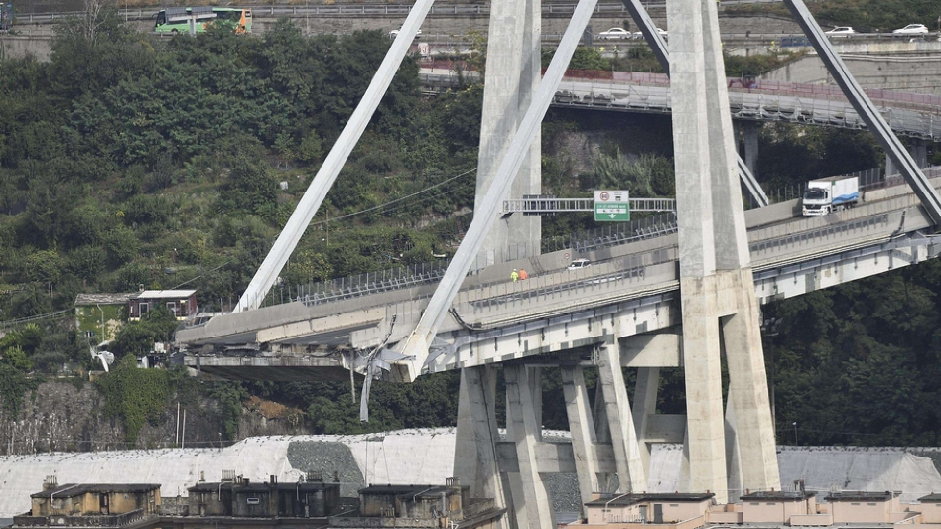 Immagine di Per il crollo del ponte Morandi Autostrade chiede il patteggiamento