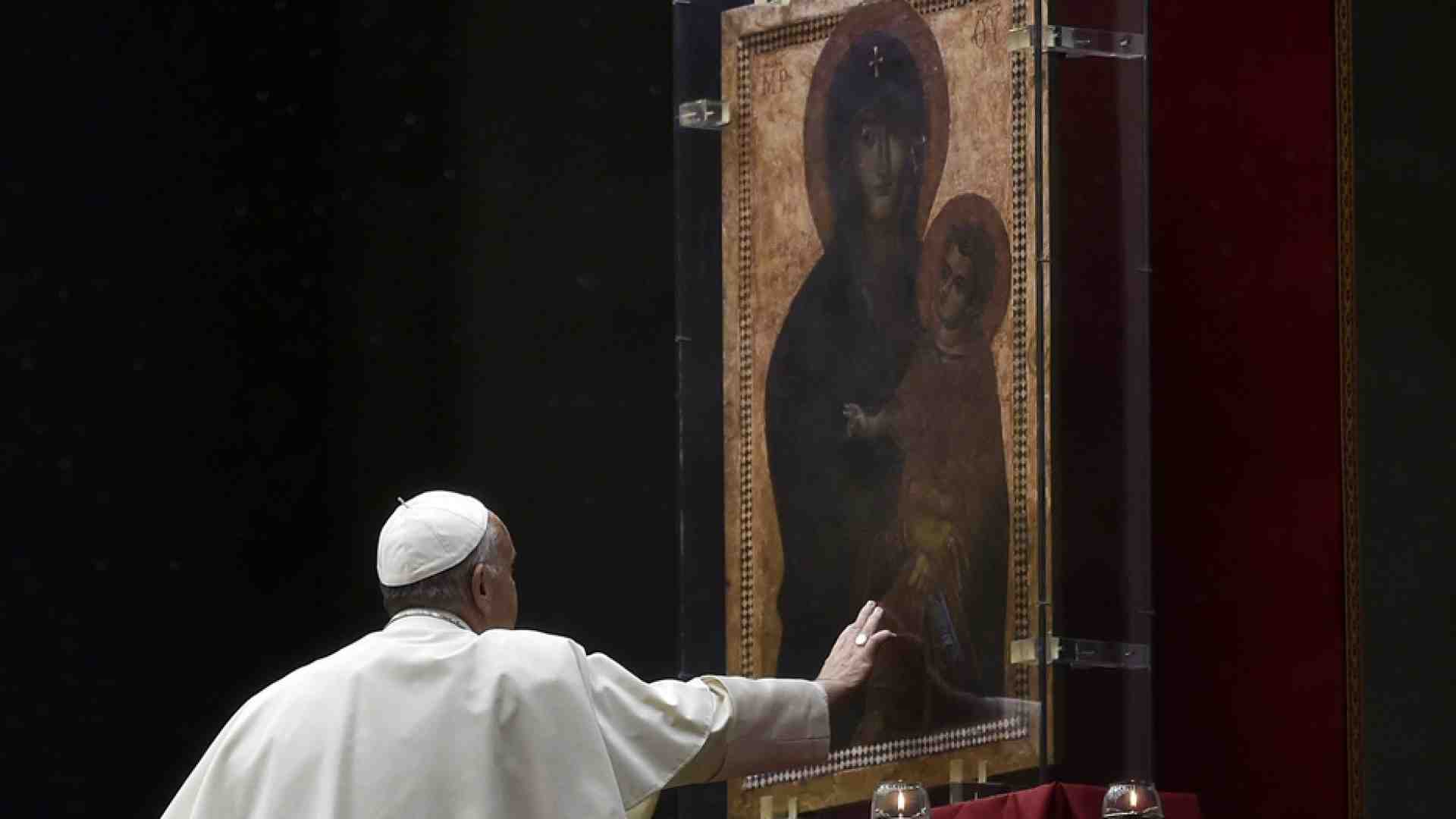 Immagine di Papa Francesco consacra Russia e Ucraina al Cuore Immacolato di Maria