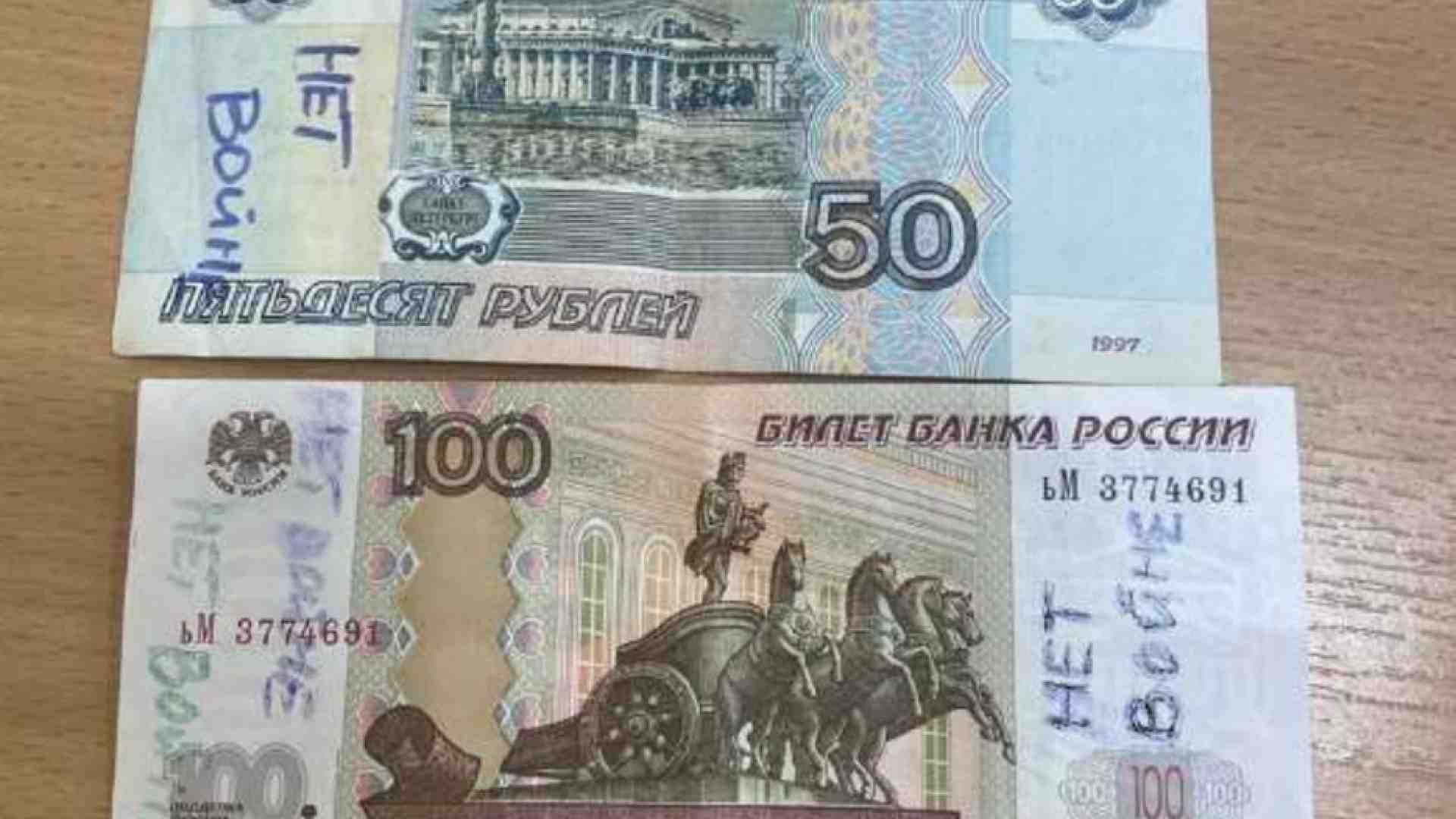 Immagine di Sui rubli le scritte «No alla guerra»: come circola il dissenso in Russia