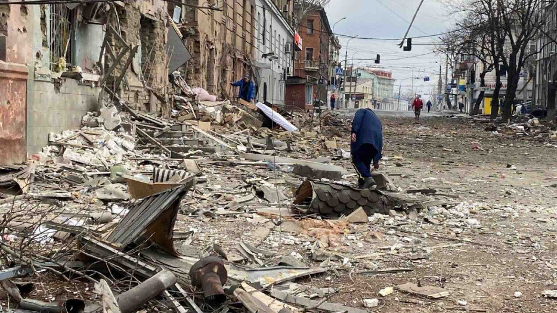 Immagine di Corpi per le strade di Mariupol: «Non ci lasciano nemmeno seppellirli»