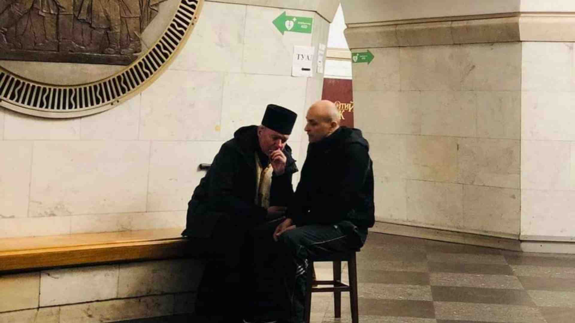 Immagine di Sotto le bombe a Kiev si confessa nelle catacombe della metropolitana