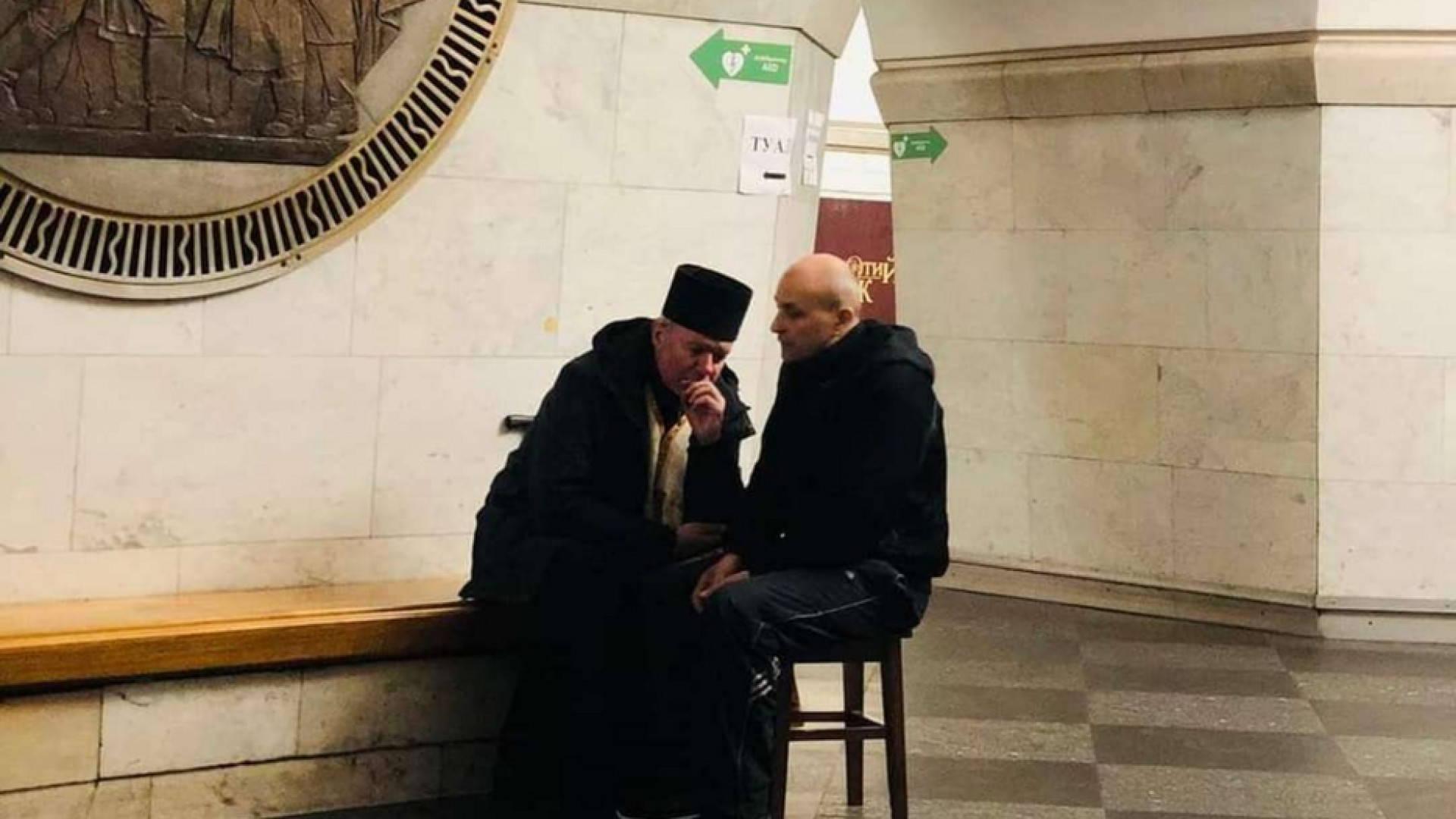 Immagine di Sotto le bombe a Kiev si confessa nelle catacombe della metropolitana
