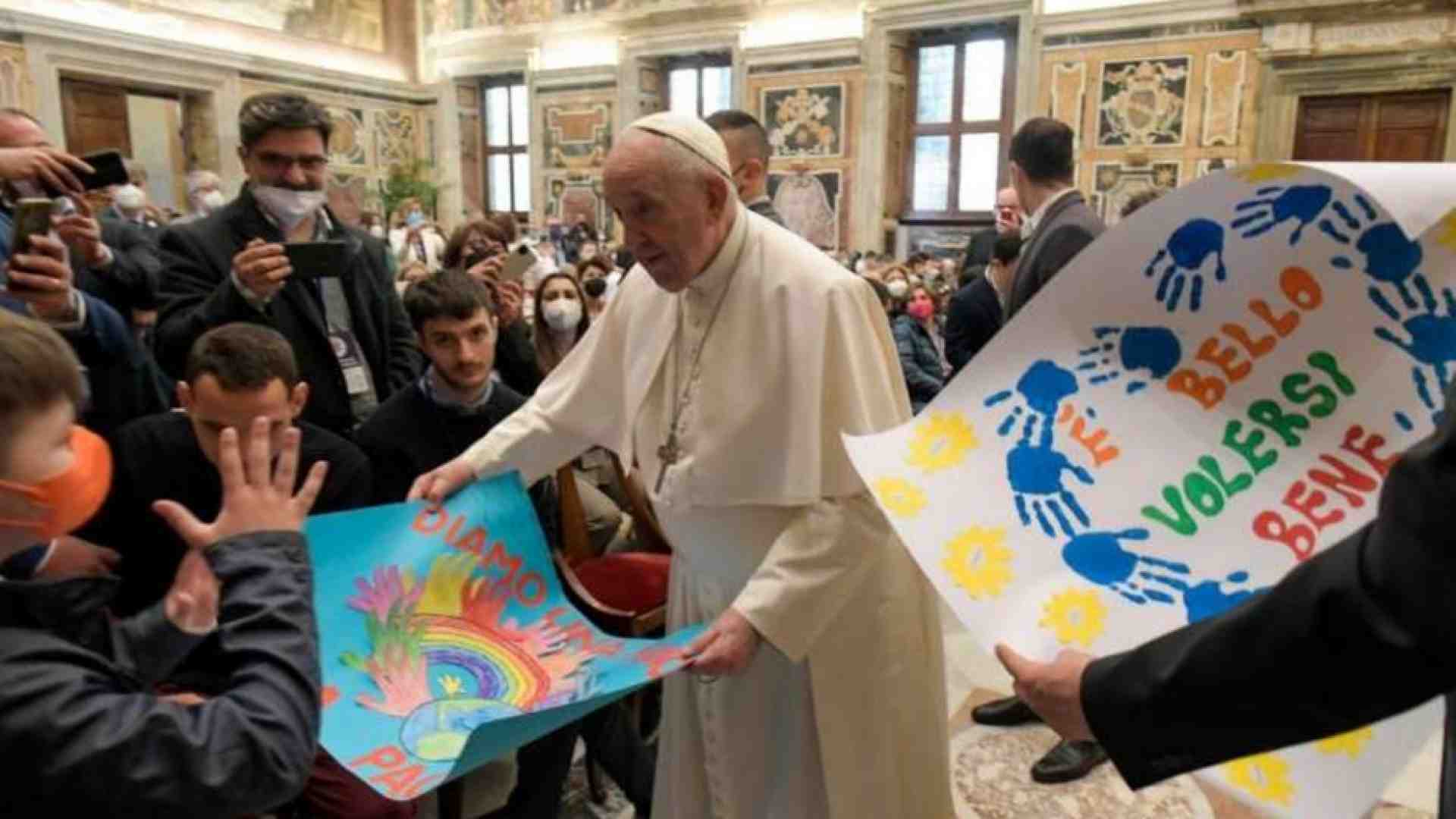 Immagine di Papa Francesco: costruiamo insieme una società a misura dei più fragili