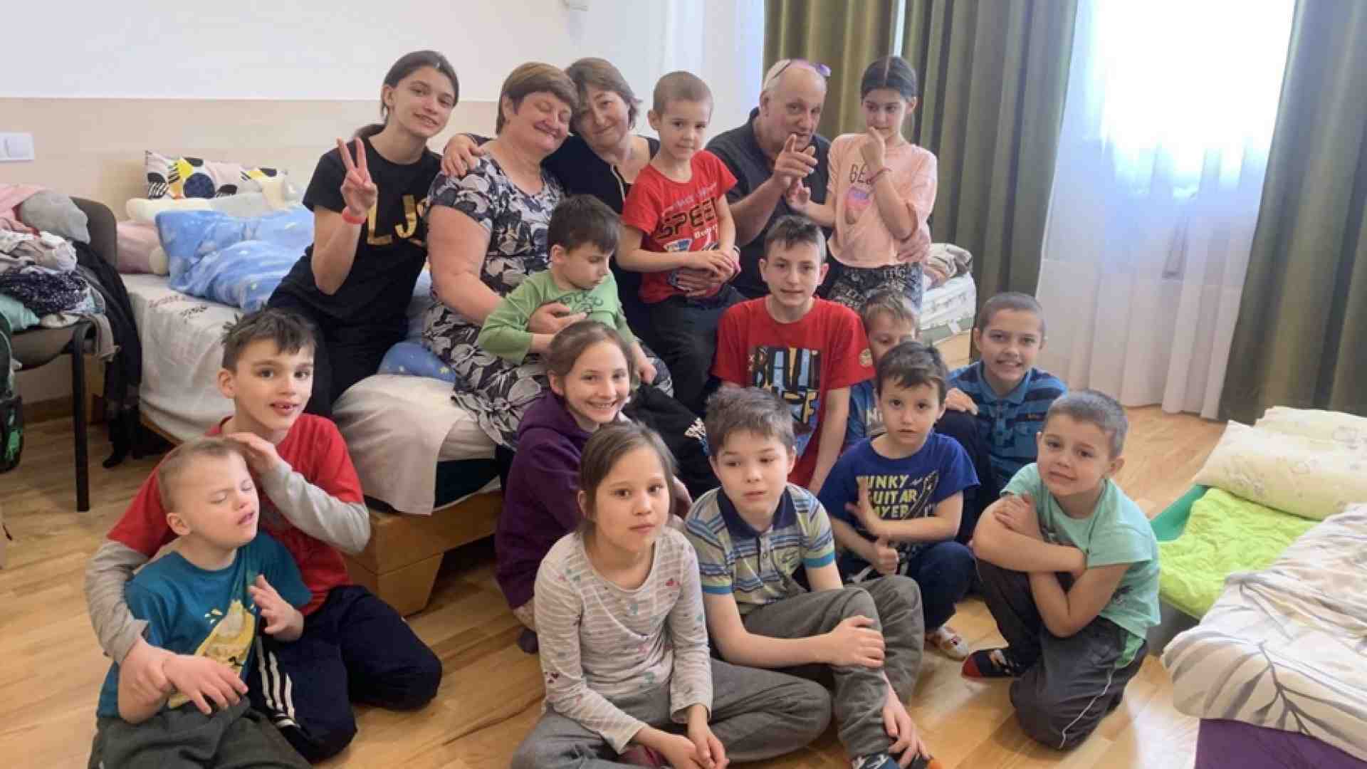 Immagine di La famiglia in fuga con 11 figli adottivi. «Il nostro sogno è tornare a casa»