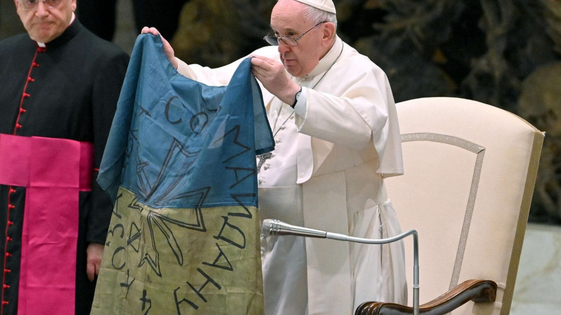 Immagine di Papa: «Si metta fine alla guerra» e mostra una bandiera proveniente da Bucha