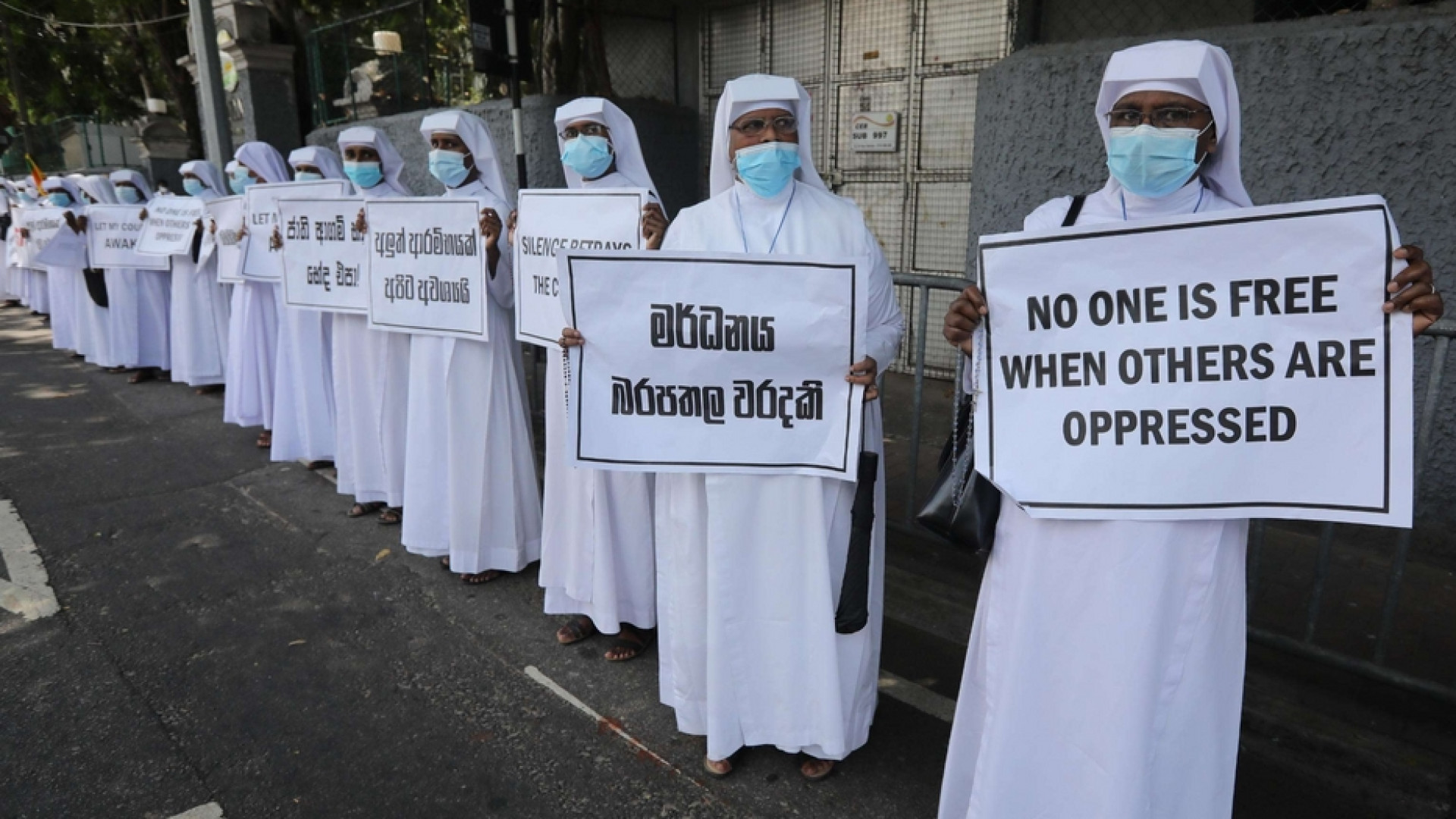 Immagine di Sri Lanka, governo al capolinea. Anche le suore in piazza contro la corruzione