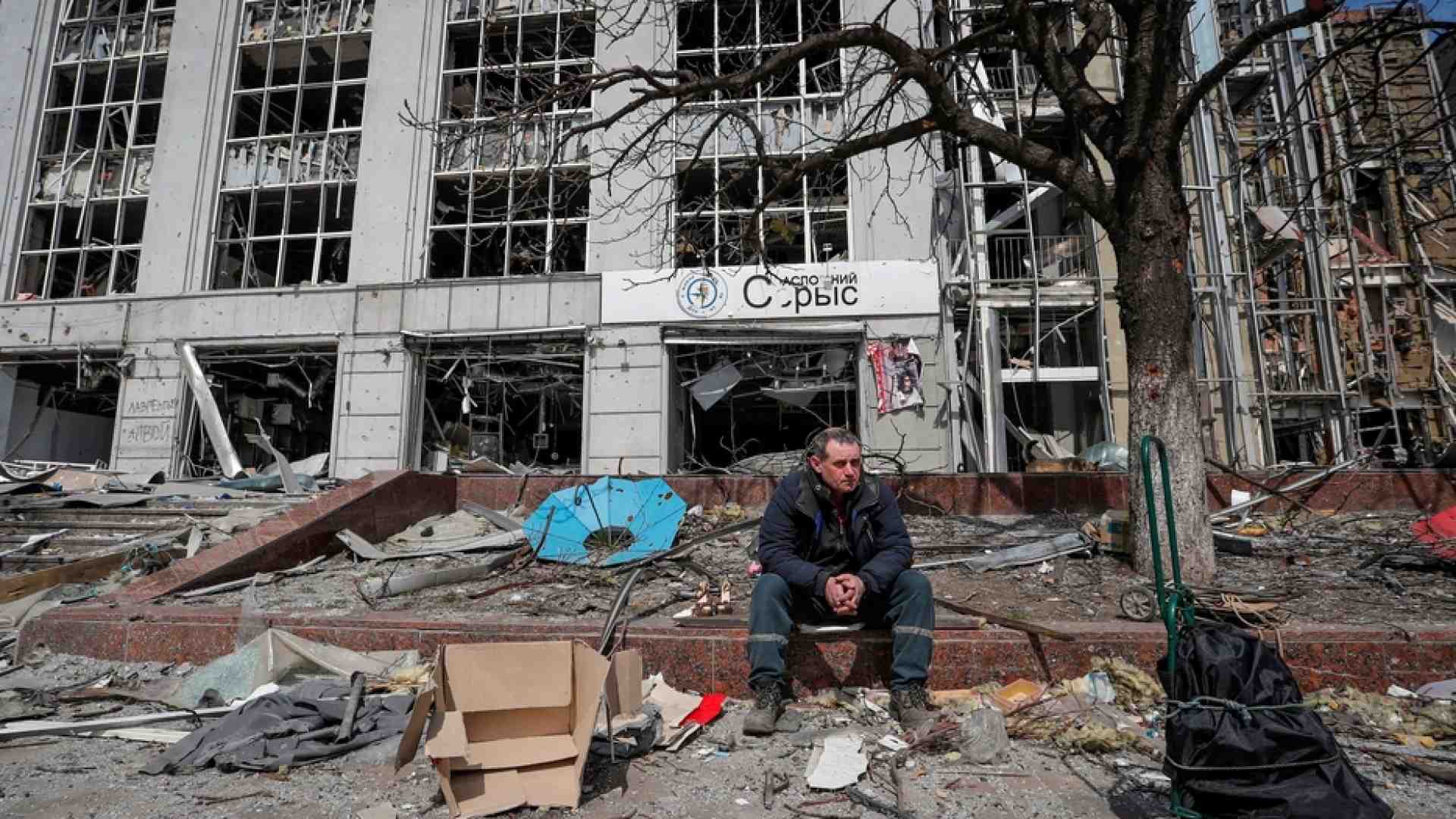 Immagine di Filorussi: preso il porto di Mariupol. Tank spara sul centro Caritas: 7 morti