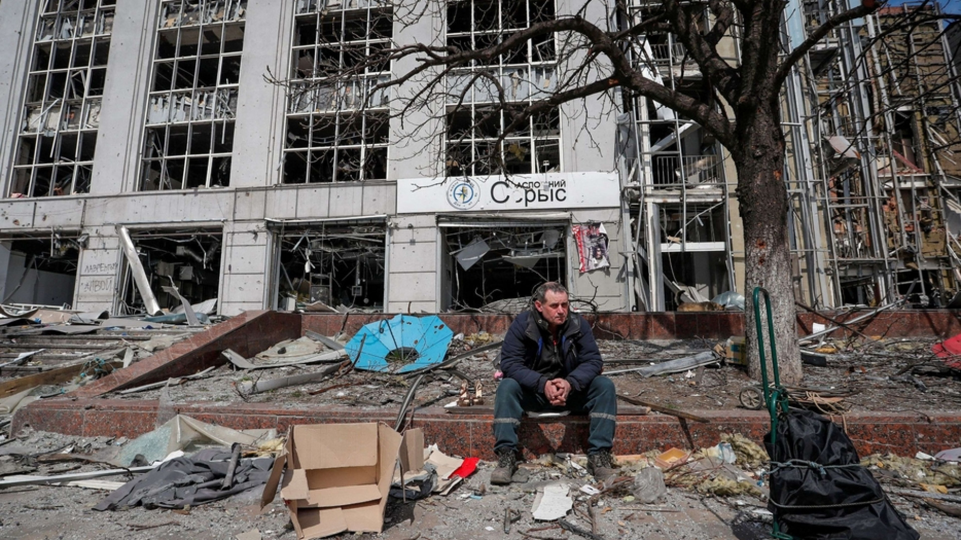 Immagine di Filorussi: preso il porto di Mariupol. Tank spara sul centro Caritas: 7 morti