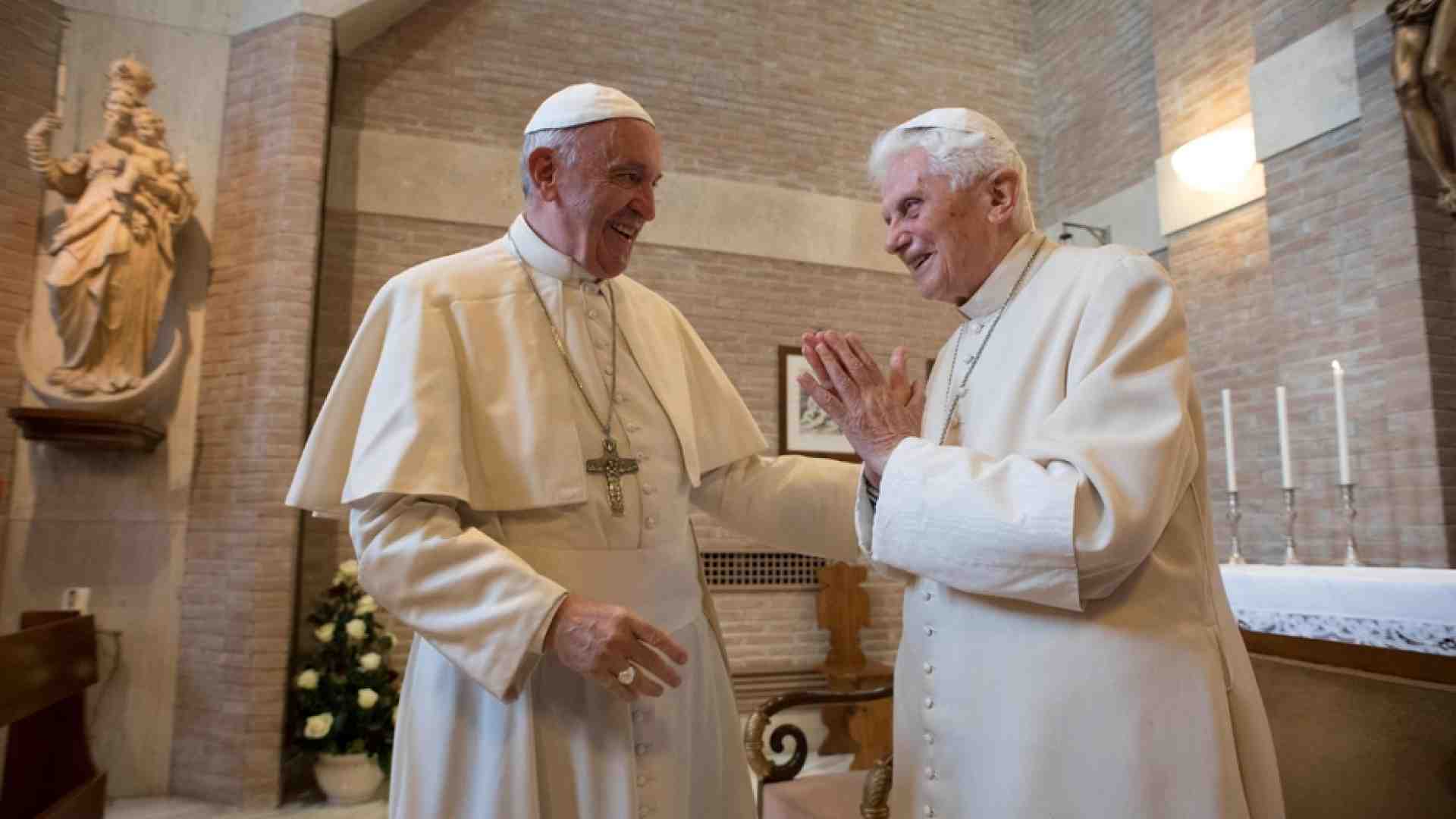 Immagine di Papa Francesco visita Ratzinger per il suo 95mo compleanno (il 16 aprile)