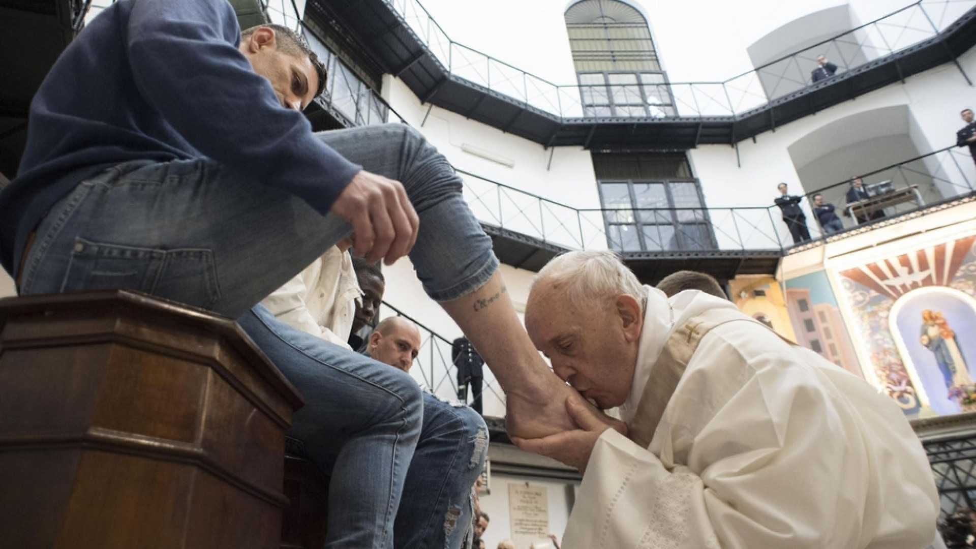 Immagine di Papa Francesco nel carcere di Civitavecchia per la Messa in Coena Domini