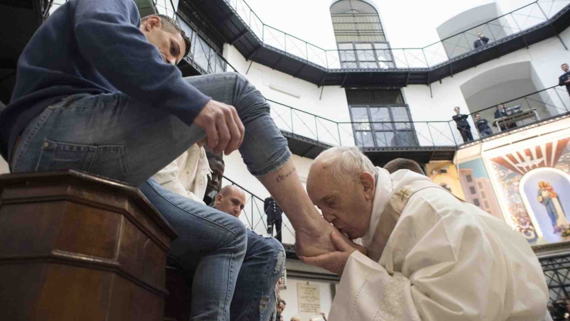 Immagine di Papa Francesco nel carcere di Civitavecchia per la Messa in Coena Domini
