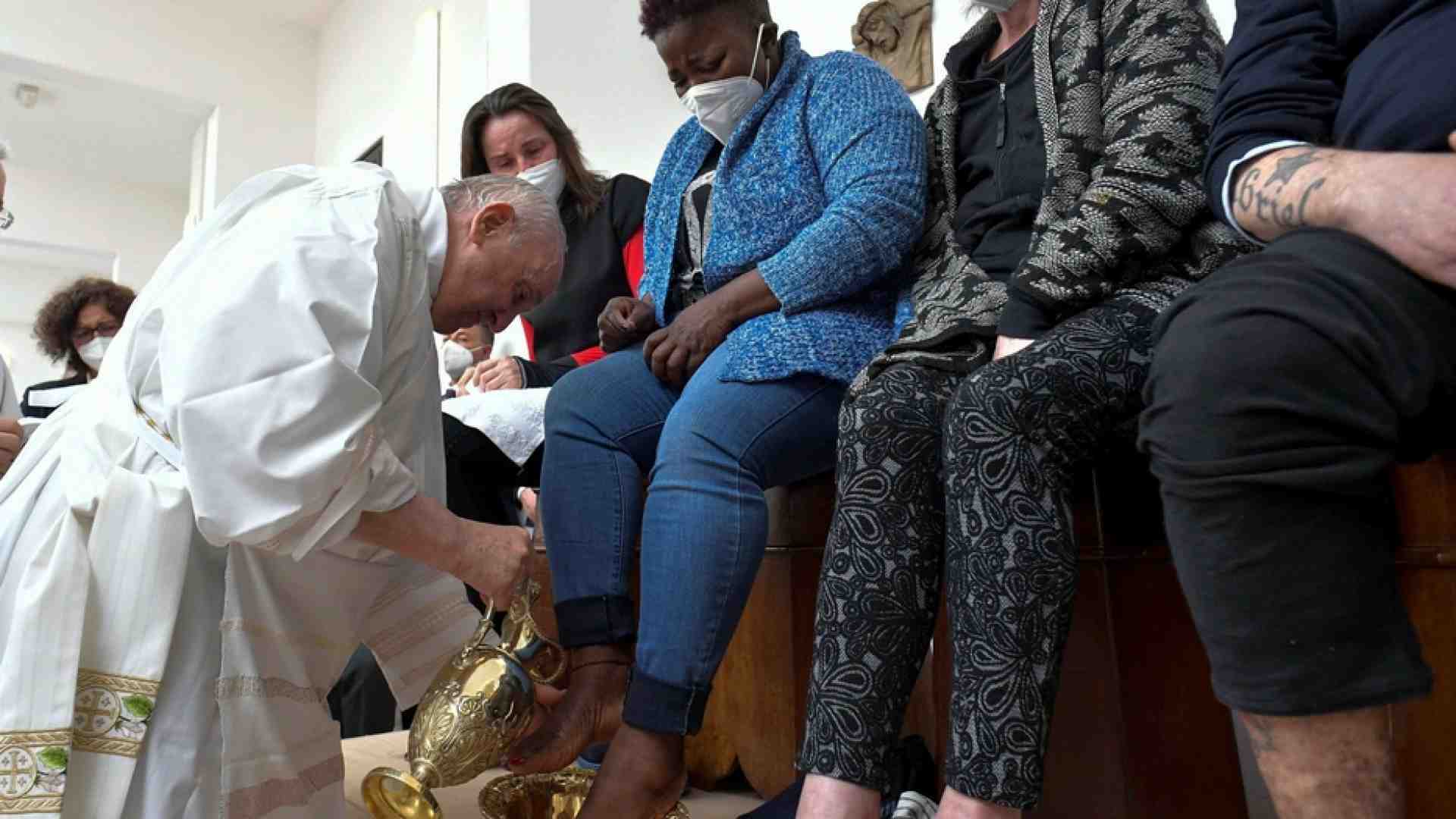Immagine di Il Papa lava i piedi a 12 detenuti: «Dio perdona tutto e sempre»