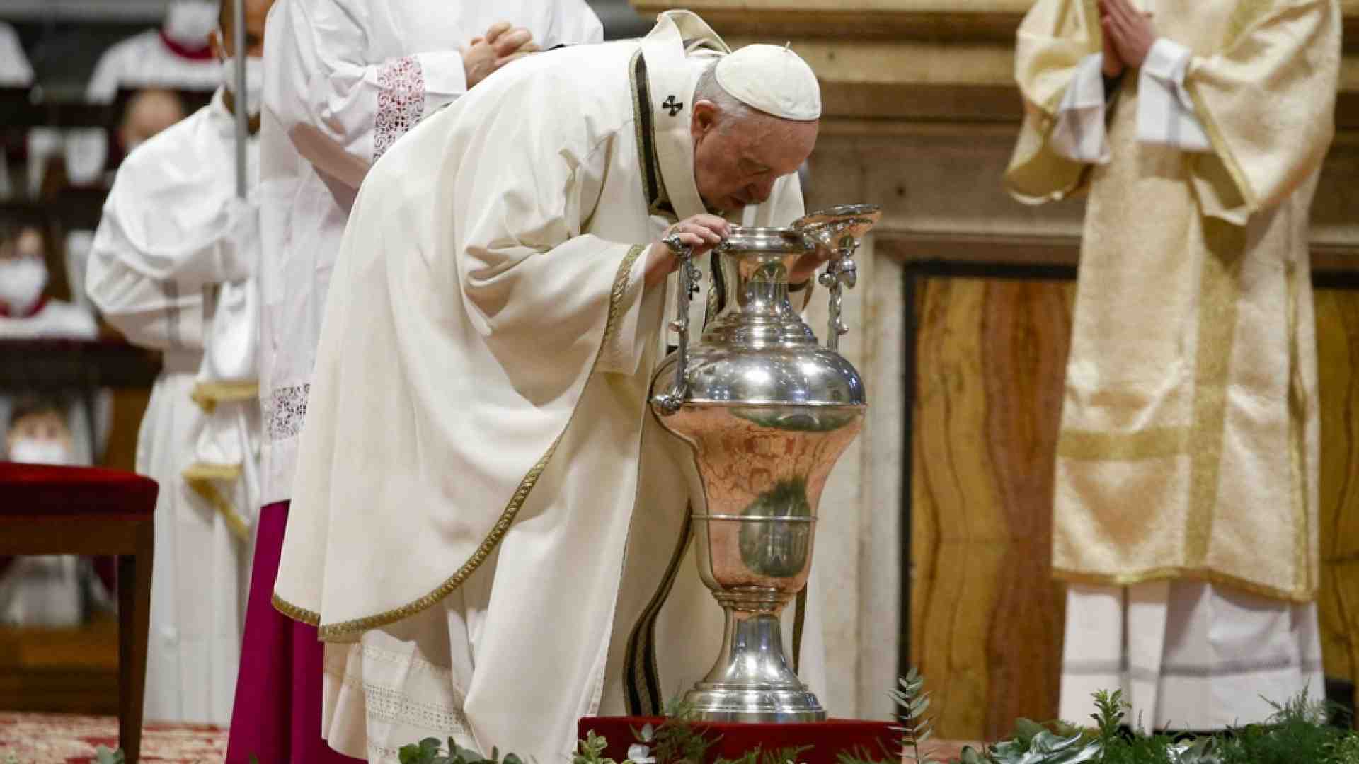 Immagine di Messa del Crisma, il Papa: un prete mondano è un pagano clericalizzato