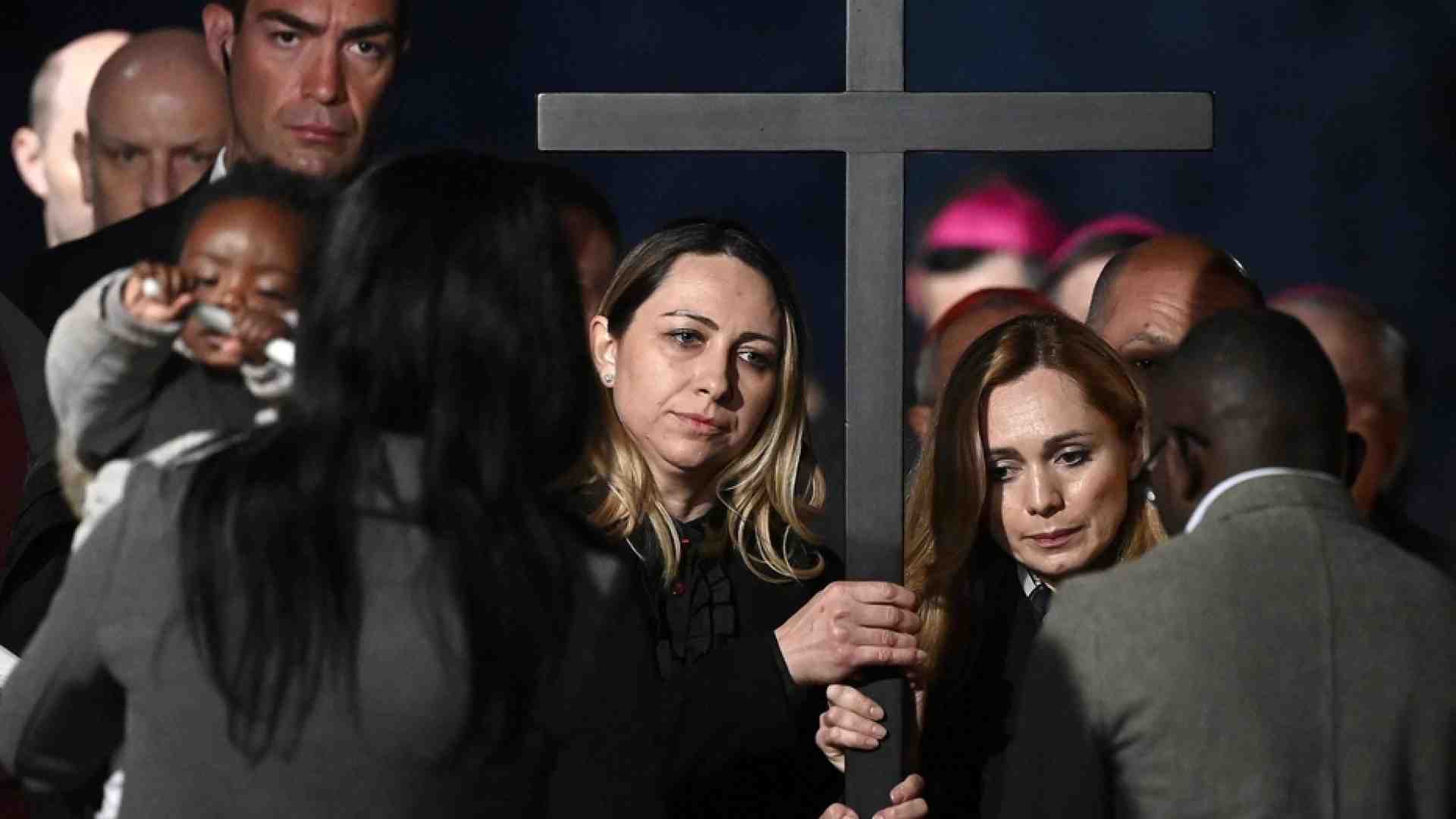 Immagine di Ucraina e Russia insieme alla Via Crucis: la preghiera silenziosa per la pace