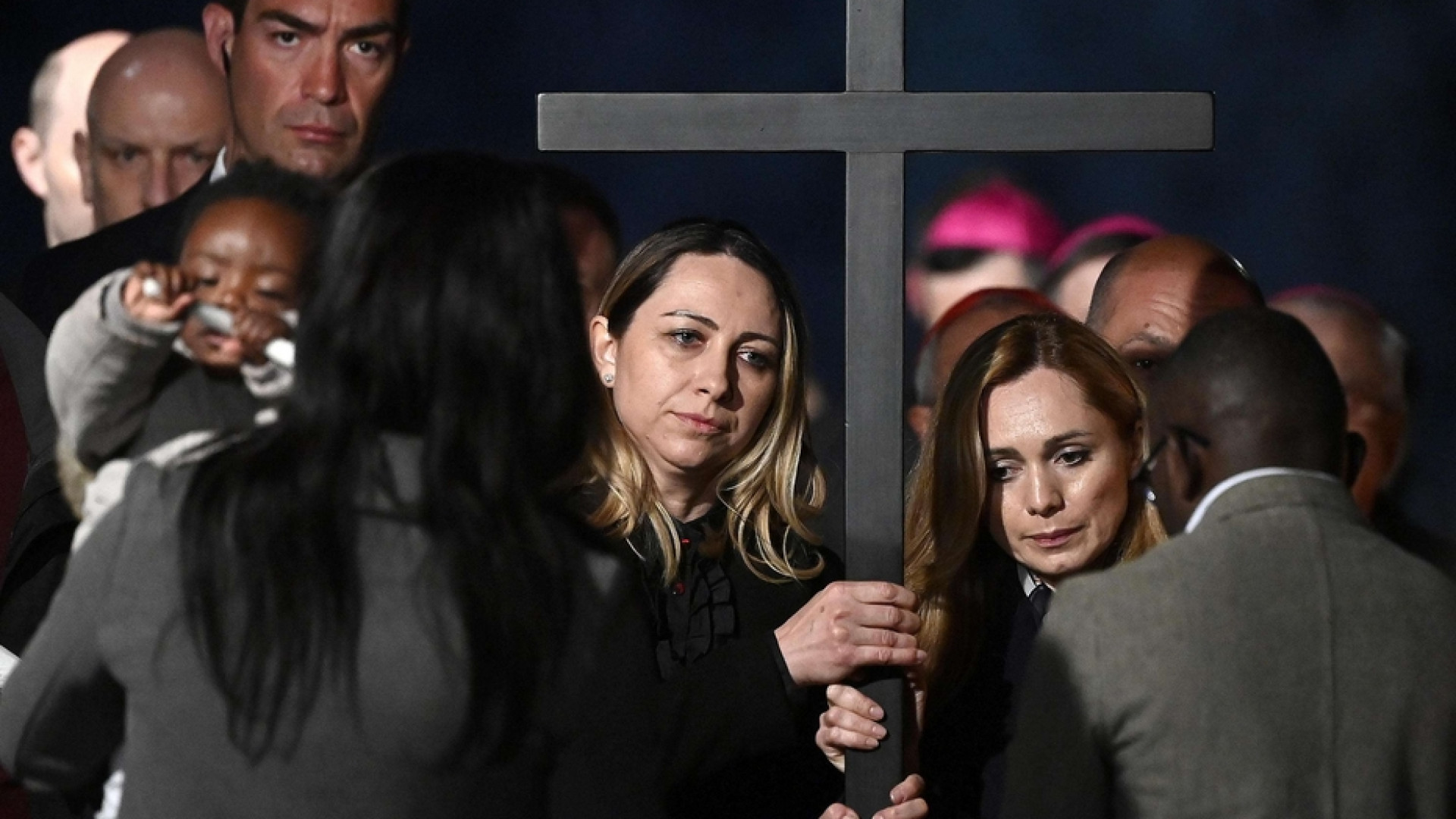 Immagine di Ucraina e Russia insieme alla Via Crucis: la preghiera silenziosa per la pace