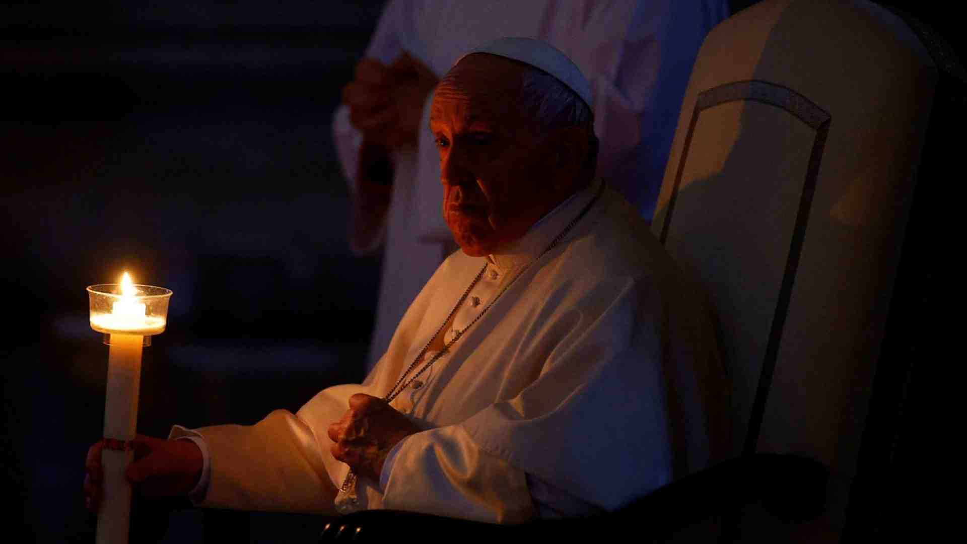 Immagine di Papa Francesco: portiamo Gesù risorto nella vita di tutti coi gesti di pace
