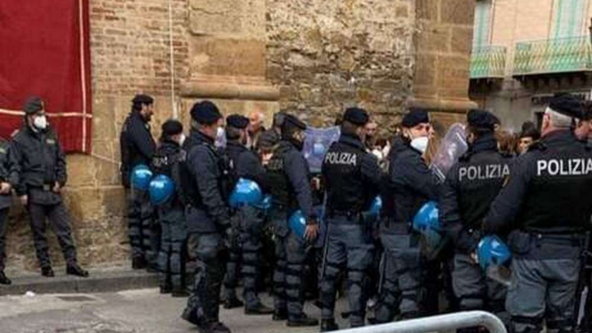 Immagine di Minacce al vescovo: la processione si fa come diciamo noi o non si fa